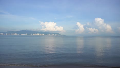 Panorámica-De-La-Isla-De-Penang-En-Una-Nube-Blanca